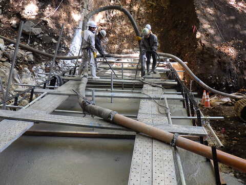 ⑬コンクリート谷止　コンクリート打設（配管圧送）3